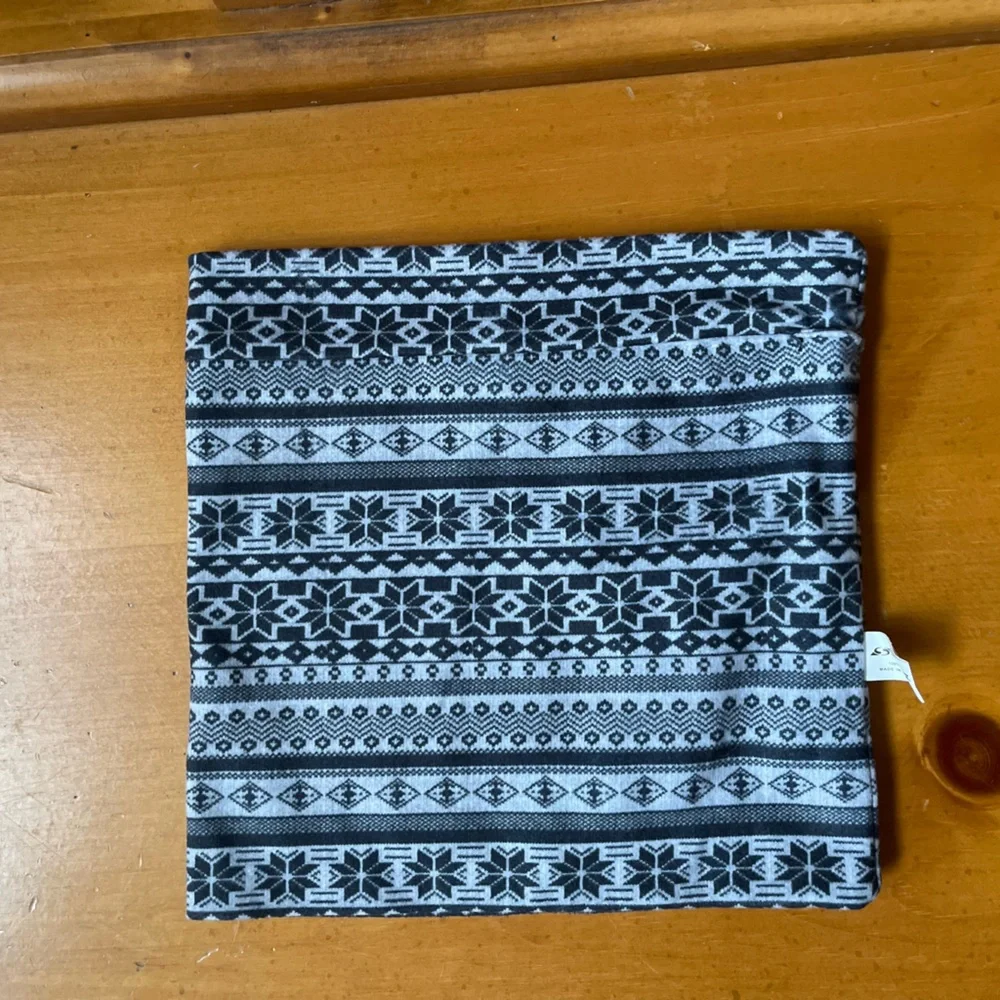 Seirus Innovatio Youth Black/White Cold weather/Ski Face Mask. Great Condition.